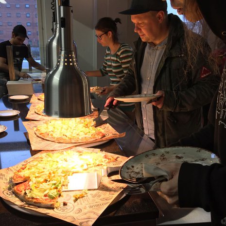 Sipsikaljavegaanit pääsivät ensimmäisten joukossa maistamaan uusia pizzoja. Kuva: <span class="photographer">Kotipizza</span>
