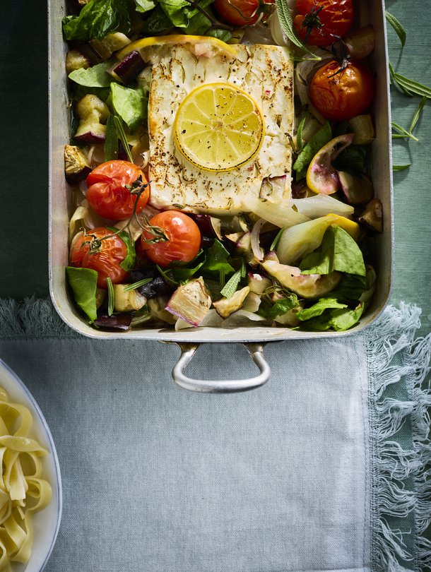 Feta ja uuden sadon kasvikset pehmenevät uunissa puolessa tunnissa herkullisiksi. Pinaatin vitamiinit pysyvät tallessa, kun sen lisää vuokaan vasta lopuksi.