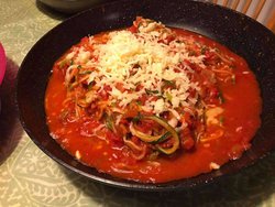 Kesäkurpitsapasta tomaattikastikkeen kanssa