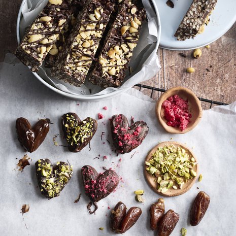 Herkkulahjat on helppo tehdä itse. Nämä riisisuklaapatukat ja -konvehdit onnistuvat koululaisiltakin.