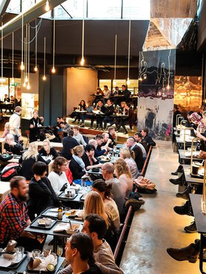 Ringen-kauppakeskuksen ravintolamaailmassa istutaan kuin teatterissa.