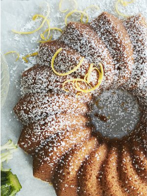 Kesäkurpitsakakusta voi leipoa kuorrutetun tai kahvikakkumaisen version.