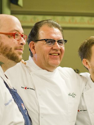 Food &amp; Fun -festivaalin perustaja on islantilainen keittiömestari Siggi Hall (kesk.). Kuva: <span class="photographer">Sari Soininen.</span>