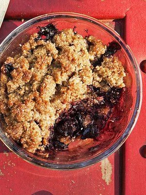 Mustikkarättänän kanssa maistuu Tommi Kinnusen esikoisteos Neljäntienristeys. Kuva: <span class="photographer">Arto Vuohelainen.</span>