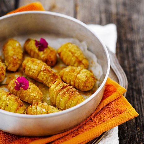 Perunoiden viillot aukeavat aavistuksen uunissa. Ei kuitenkaan pelkoa "nauravista nakeista"! Kuva: <span class="photographer">Sami Repo</span>