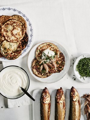 Paloitellut savusilakat, paksu jogurtti, tilli ja ruohosipuli sopivat sellaisenaan suolaisten lettujen täytteeksi.