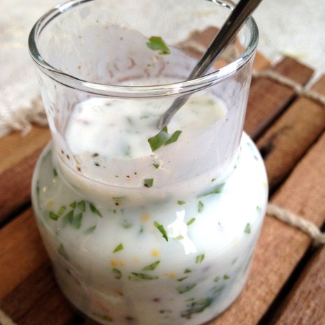 Ranch-kastike on jenkkiklassikko. Se kuuluu tehdä piimästä.