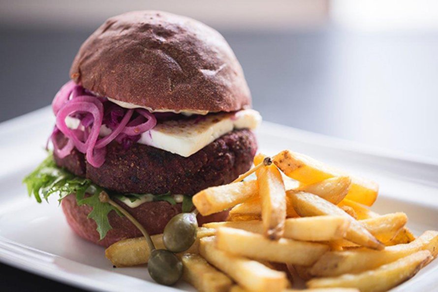 Tämä burgeri kätkee sisälleen herne-punajuuripihvin. Kuva: <span class="photographer">Ravintola Ilves</span>