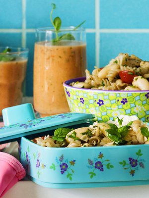 Makaronisalaatti onnistuu myös nuudelista. Kuva: <span class="photographer">Pia Inberg.</span>