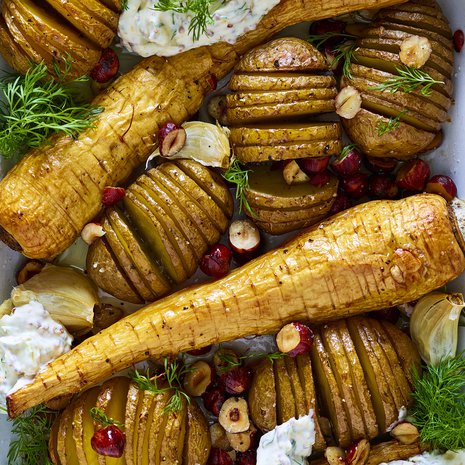 Hasselbackan perunat ja palsternakat kypsyvät kätevästi samalla pellillä. Linkki reseptiin löytyy jutun lopusta.