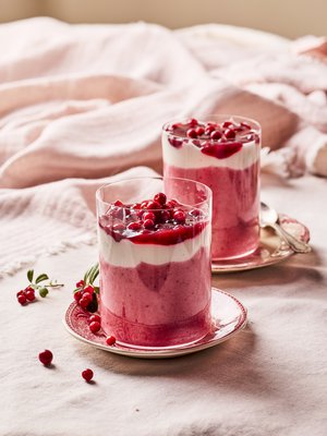 Näinkin tyylikkäältä voi näyttää perinteinen puolukkapuuro.