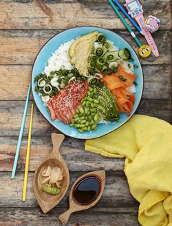 Saako syödä kaiken itse? Sushilautanen näyttää komealta ja on helppo valmistaa.