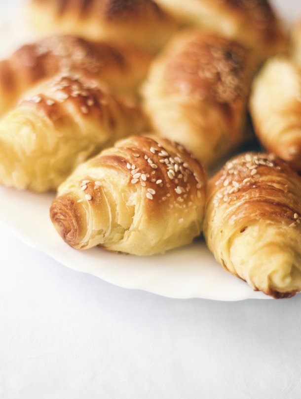 Pasteijat voi myös kääriä croissantien tapaan rullalle. Kuva: <span class="photographer">Istockphoto.</span>