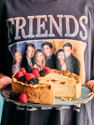 Frendien seitsemännellä kaudella (2001) kaverusten ovelle toimitettiin vahingossa niin herkullista juustokakkua, ettei nauttimista estänyt edes herkun putoaminen rappukäytävään.