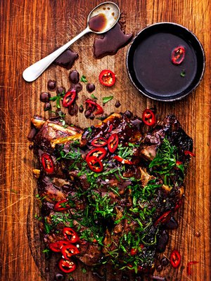 Ribsit hautuvat kaikessa rauhassa kolajuoman ja omenamehun seoksessa. Kuva: <span class="photographer">Sami Repo.</span>