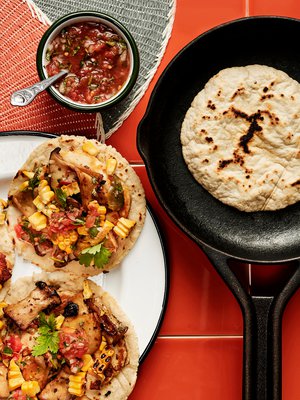 Sieni-halloumitacot tarjotaan tomaattisalsan kanssa. Reseptin löydät linkistä jutun lopusta.