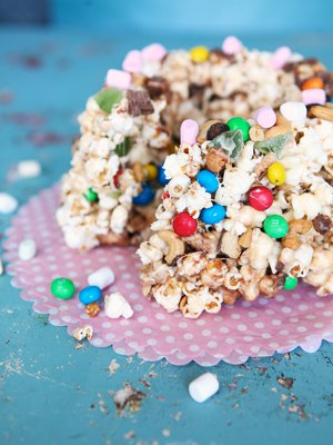 Popcorn-kakkuun voi upottaa kymmeniä herkkuja. Kuva: <span class="photographer">Heidi Korhonen</span>