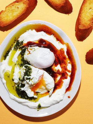 Uppomunia ja jogurttia? Kyllä vaan, yrttiöljyllä maustettuna ja leivällä dipattuna. Kuva: <span class="photographer">Panu Pälviä</span>