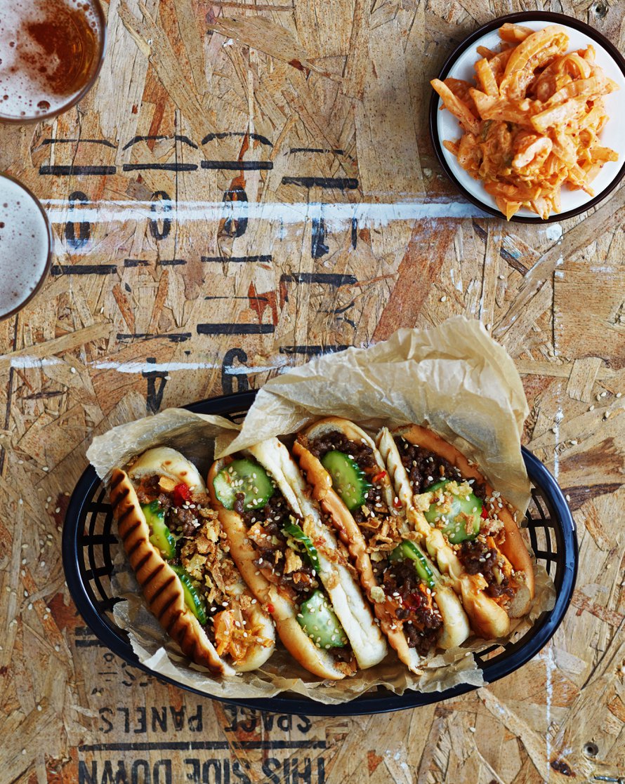 Hot dog -sämpylän voi myös grillata. Kuva: <span class="photographer">Panu Pälviä</span>