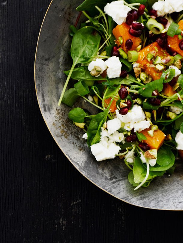 Paahdetun kurpitsasalaatin kastikkeessa on valkosipulia ja hunajaa. Kuva: <span class="photographer">Sami Repo.</span>