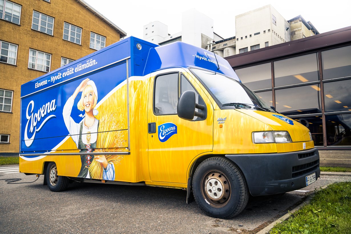 Elokuusta lähtien helsinkiläisiä opetetaan syömään aamupuuro rekan luukusta tilattuna. Kuva: Elovena