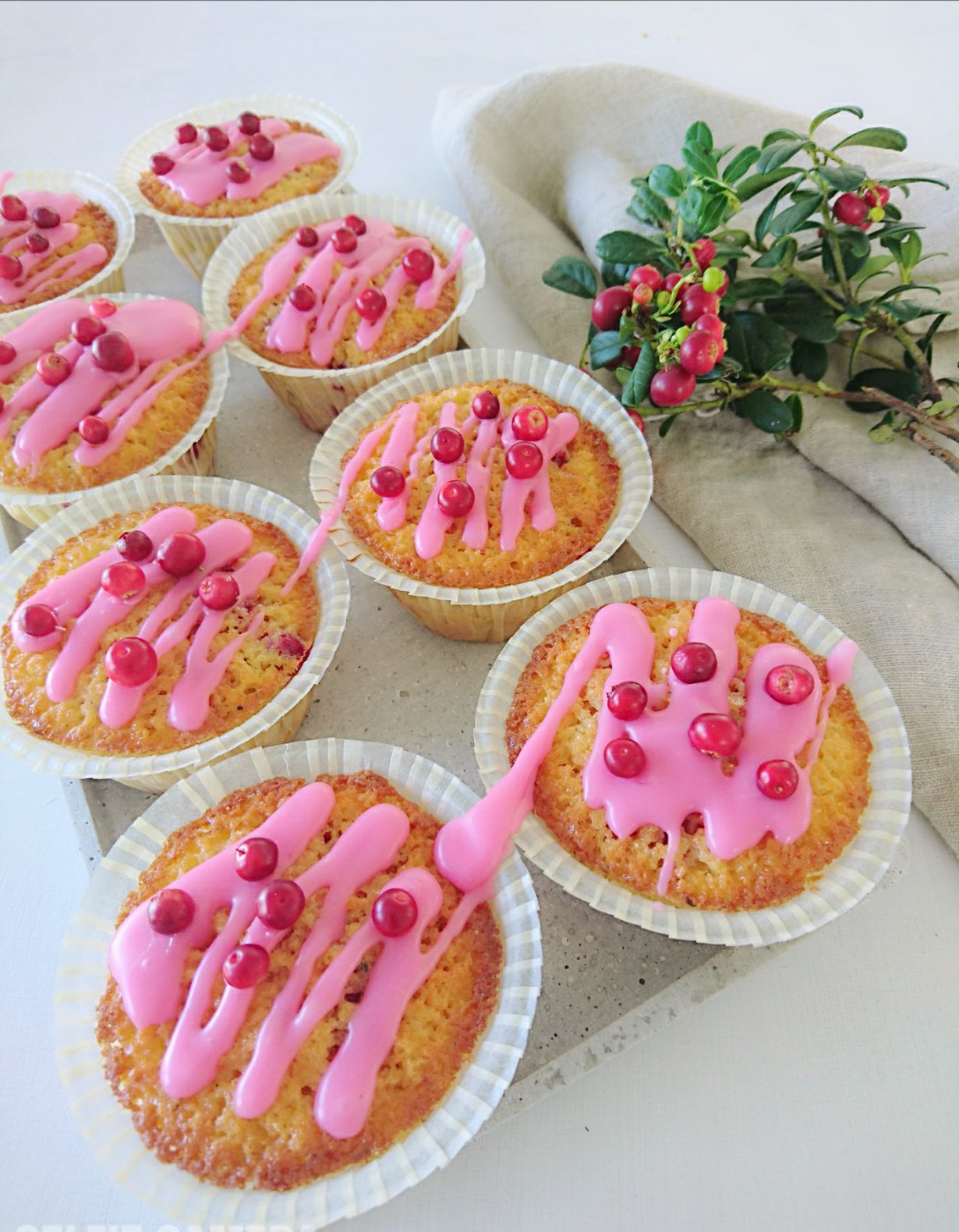 Puolukkamuffinit koristeltuina