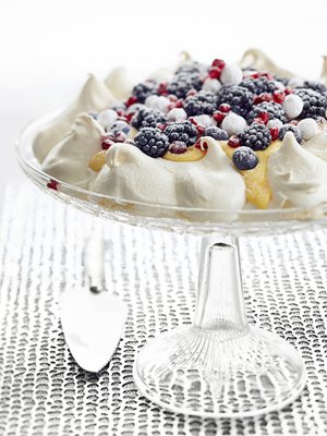 Pavlova on kevään valmistujaispöydän kuningatar - myös keliakiavieraille.