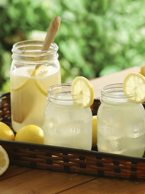 Muodikasta juomatarjoilua: jaettava drinkki purkeista tarjoiltuna. Kuva: <span class="photographer">Istockphoto.</span>