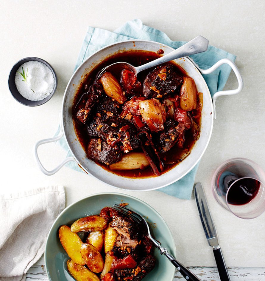 Kreikkalainen stifado on muusikko Kasmirin bravuuri. Kuva: <span class="photographer">Tuomas Kolehmainen</span>