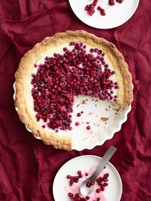 Kirpeät puolukat, kinuskimaisen makea kondensoitu maito ja limetti tekevät piirakasta superherkullisen.