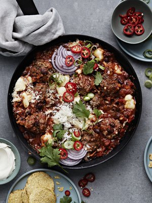 Jauhelihasta voi pyöräyttää vaikka lihapullat papukastikkeessa chili con carnen aineksilla.