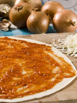 Pohja on jo valmis, vaikka täytteet odottavat pilkkomistaan. Kuva: <span class="photographer">Istockphoto</span>