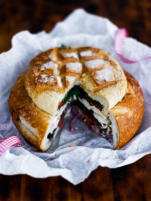 Kansi auki, sisus ulos, herkut tilalle ja painon alle makuuntumaan.
Kuva: <span class="photographer">Sami Repo</span>