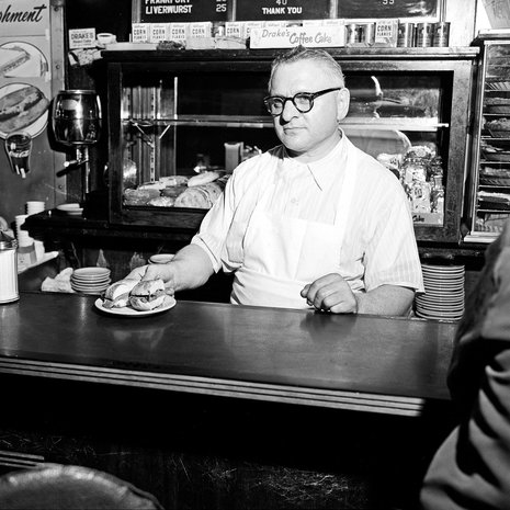 Tarjoilijoiden kannalta huonoin tulevaisuudennäkymä on se, että kaikki alkavat syödä baaritiskillä, jonka toisella puolella kokit valmistavat ruokaa. Silloin tarjoilijaa ei enää tarvita, vaan asiakas tilaa suoraan kokilta ja myös maksaa tälle. Kuva: Lehtikuva.