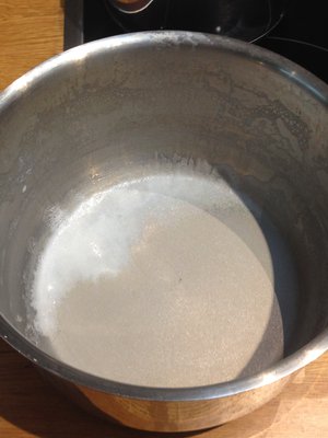 Kiehu maito ei pala pohjaan, mutta jättää jälkeensä ohuen valkoisen peitteen kattilan pohjaan.