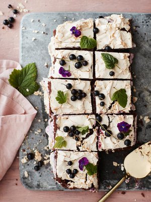 Mustaherukka-britakakun marenkipinnan alla on tumma, suklaalla maustettu pohja, joka sopii hyvin yhteen kirpeiden marjojen kanssa.