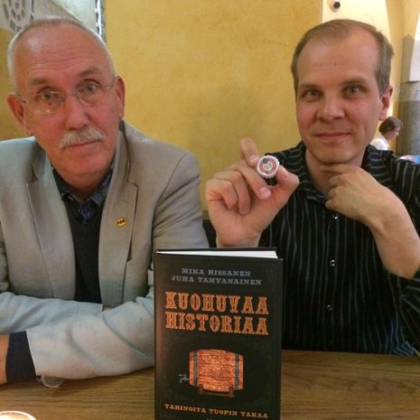 Juha Tahvanainen (vas.) ja Mika Rissanen kirjoittivat oluen asemasta Euroopan historiassa. Rissasella kulkee laukussa mukana amulettina toimiva italialaisoluen pullonkorkki. Kuva: <span class="photographer">Teemu Leminen.</span>