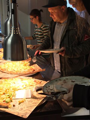 Sipsikaljavegaanit pääsivät ensimmäisten joukossa maistamaan uusia pizzoja. Kuva: <span class="photographer">Kotipizza</span>