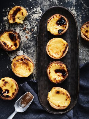 Pastel de nata on voitaikinaa ja maitovanukasta sisältävä herkku, jonka juuret ovat portugalilaisessa luostarissa. 