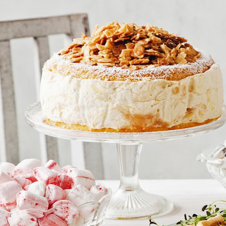 Raparperijuustokakku ja mantelikrokantti on rapsahtava herkku. Kuva: Arto Vuohelainen.