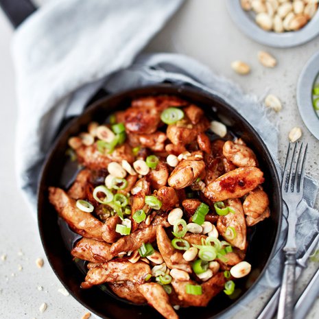 Tulinen kung pao viimeistellään maapähkinällä. Kuva: <span class="photographer">Reetta Pasanen</span>
