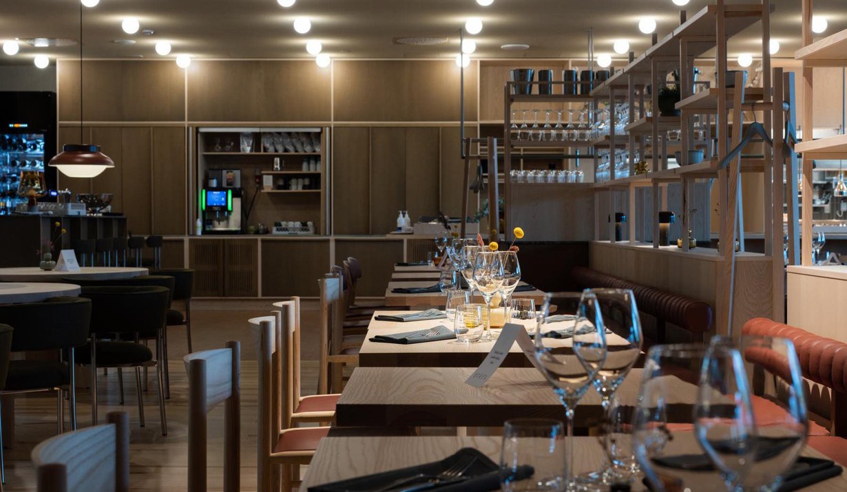 Bistro Eloa hallitsee vaalea puu, ja lattiakin on saarnipuusta tehty.