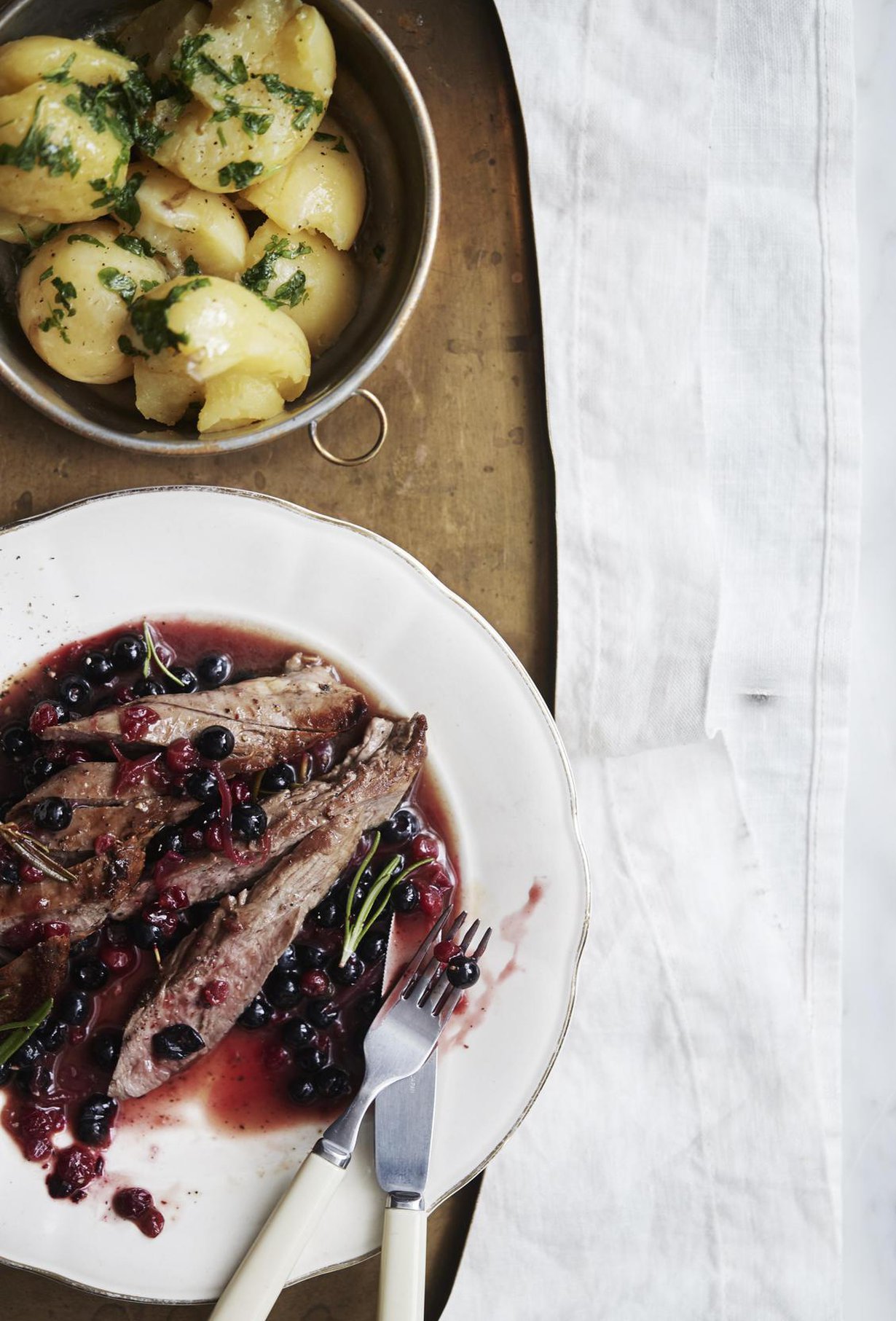 Karitsanliha ja appelsiinilla maustettu marjakastike ovat täydellinen syysruoka.