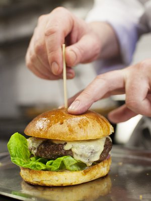 Legendaarisen Kämpin huonepalvelu laajenee kaikille. Esimerkiksi huonepalvelun listalla olevan hampurilaisen voi tilata puhelimitse ja noutaa ravintolasta.