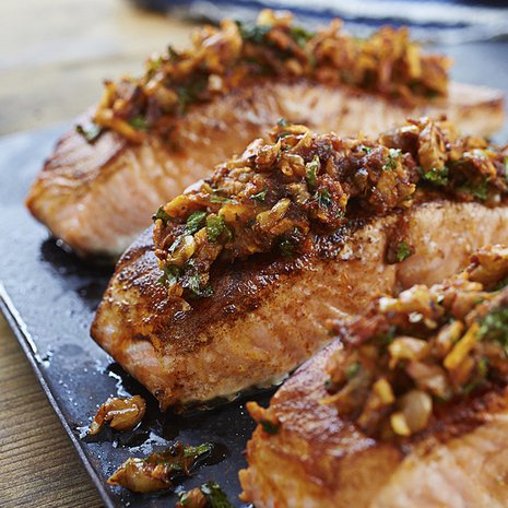 Uunilohi maustettuna omenoilla ja pähkinöillä.