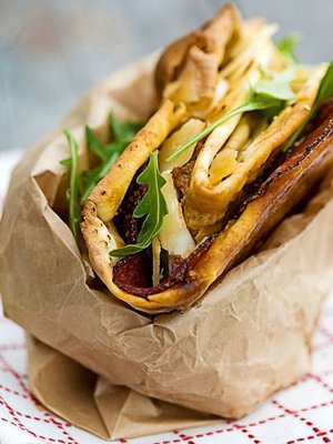 Texmex-hyllyn tortillalettunen muuttuu helposti pizza-wrapin kuoreksi. Kuva: <span class="photographer">Pia Inberg.</span>