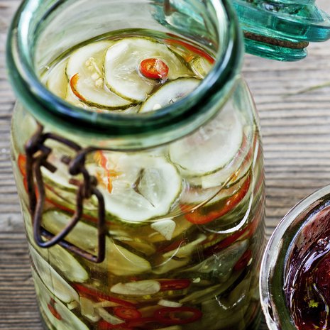 Aasialaisittain säilötyt kurkut ovat monipuolinen lisuke. Kuva: Tuomas Kolehmainen