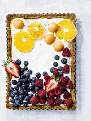 Jogurtin raikastama rahkatorttu on ihana juhlaleivonnainen. Kuva: <span class="photographer">Sami Repo.</span>