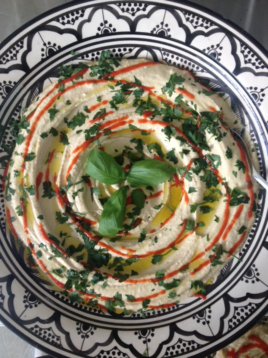 Levitä hummus jättivatiin ja jätä pikkukulhot pähkinöille.