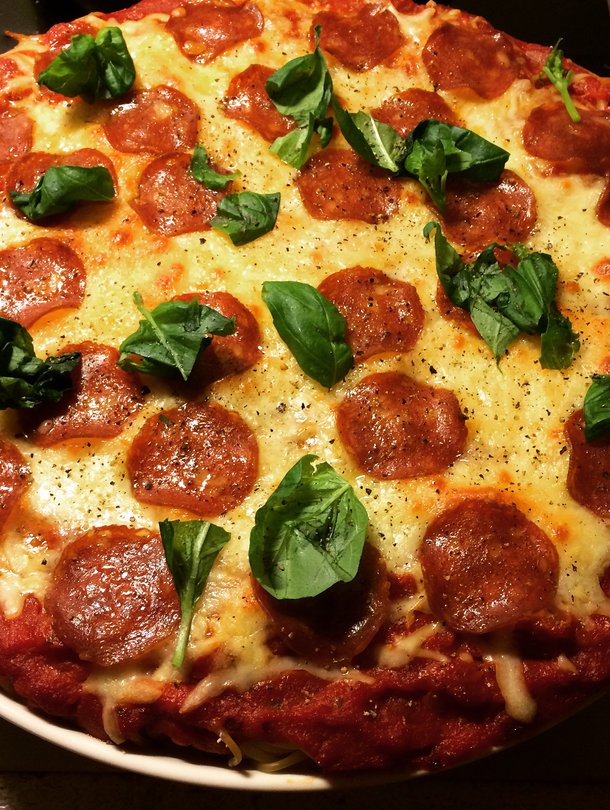 Se näyttää pannupizzalta, mutta juustoisen kuoren alla muhii mehevä pastavuoka. Kuva: <span class="photographer">Teemu Leminen.</span>
